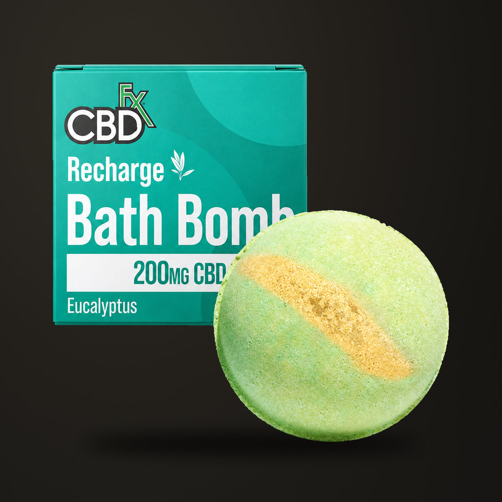 Bomba de baño de eucalipto CBDfx · 200 mg CBD, sobre fondo oscuro Estudio.
