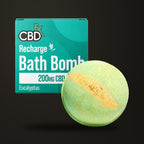 Bomba de baño de eucalipto CBDfx · 200 mg CBD, sobre fondo oscuro Estudio.