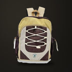 Mochila clásica de cáñamo cuerdas, sobre fondo oscuro Estudio.