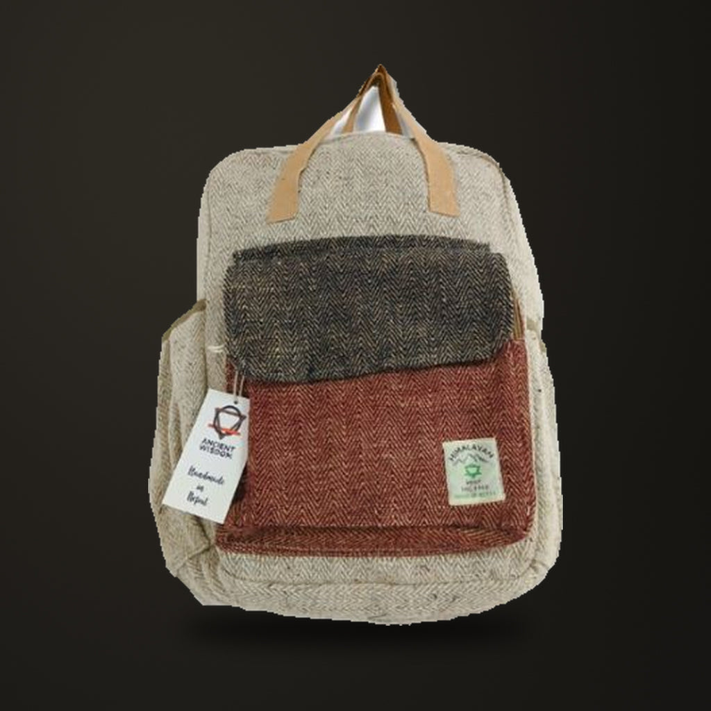 Mochila exclusiva de cáñamo Aventura, sobre fondo oscuro Estudio.