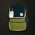 Mochila exclusiva de cáñamo Azul & Salvia, sobre fondo oscuro Estudio.