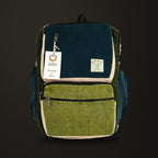 Mochila exclusiva de cáñamo Azul & Salvia, sobre fondo oscuro Estudio.