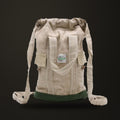 Mochila portátil de cáñamo, sobre fondo oscuro Estudio.