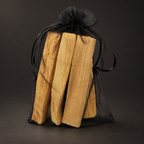Saquito de Palo Santo (50 gr.), sobre fondo oscuro Estudio.