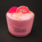 Vela Gourmet Grande Algodón de Azúcar de Les folies de Nicole, en vaso rosa sobre fondo oscuro Estudio.