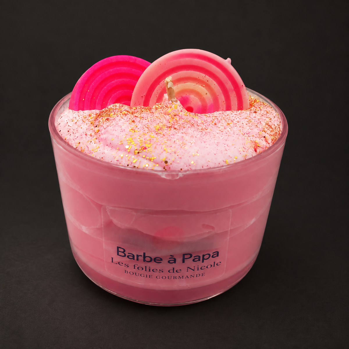 Vela Gourmet Grande Algodón de Azúcar de Les folies de Nicole, en vaso rosa sobre fondo oscuro Estudio.