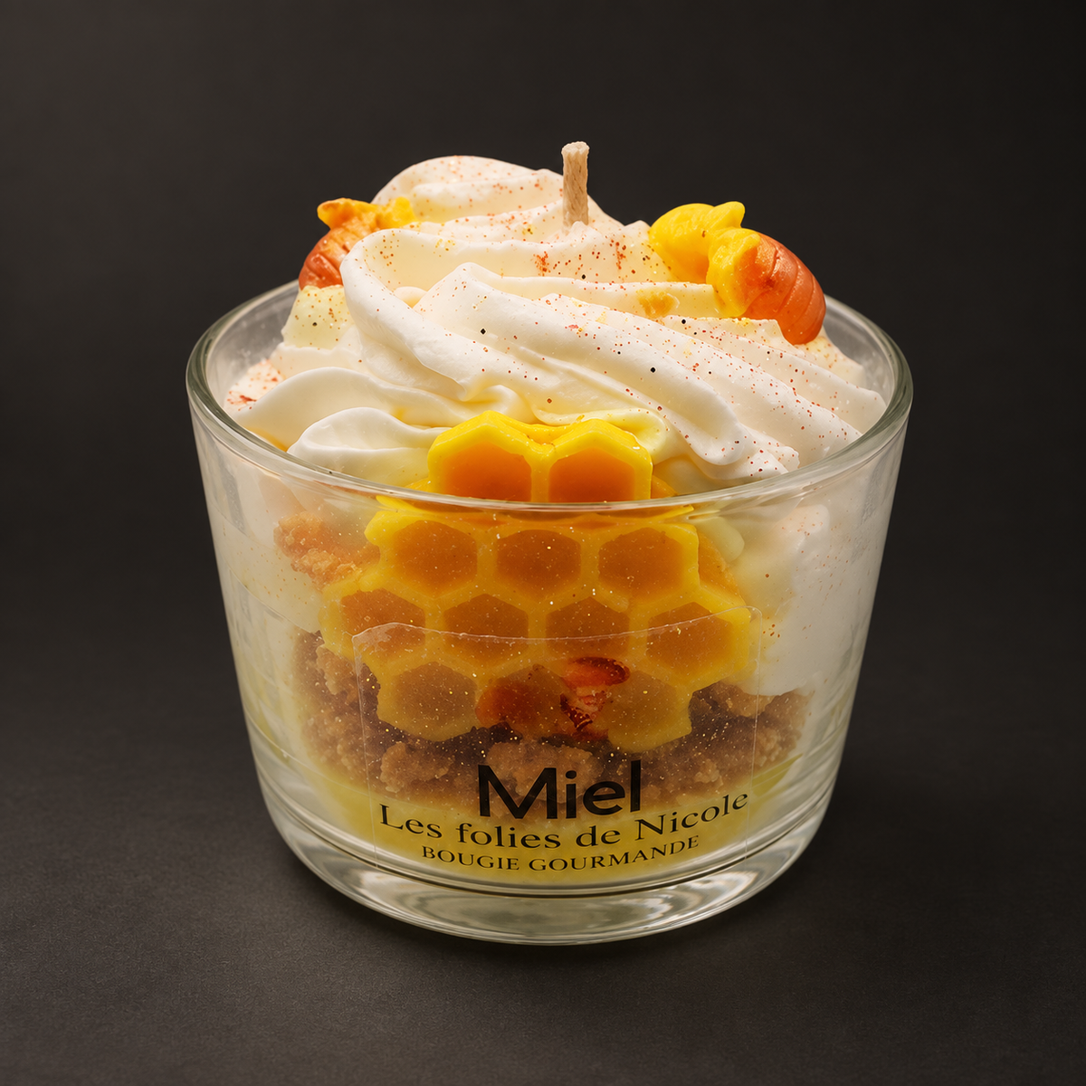 Vela Gourmet Grande Miel de Les folies de Nicole, en vaso de cristal sobre fondo oscuro Estudio.
