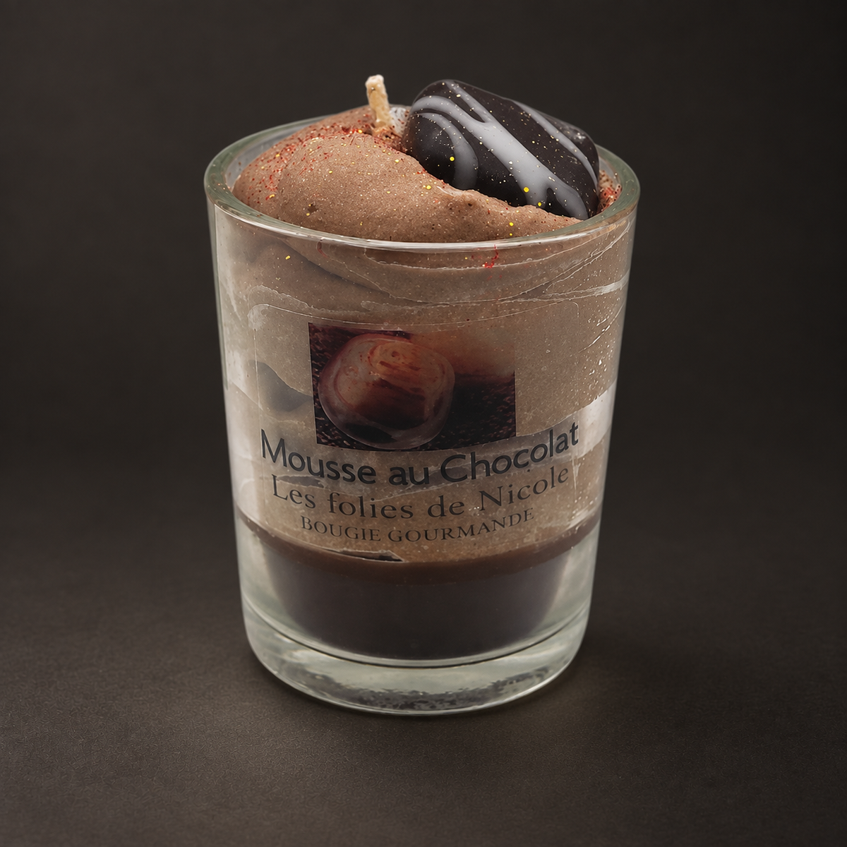 Vela Gourmet Pequeña Mousse de Chocolate, sobre fondo oscuro Estudio.